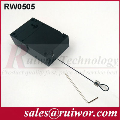Retirando el cable de seguridad. proveedor
