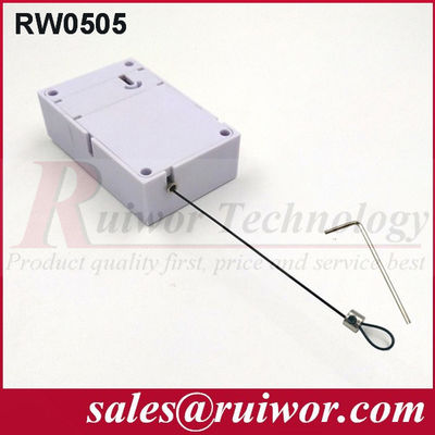 Retirando el cable de seguridad. proveedor